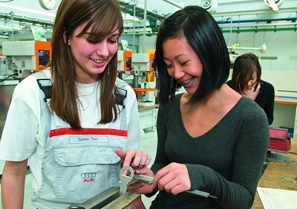 Beim Girls Day im Audi Bildungszentrum Ingolstadt haben heute rund 300 Schülerinnen aus der Region die Möglichkeit genutzt, einen Einblick in die Welt der Technik zu bekommen.